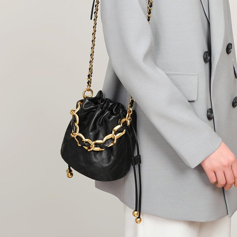 Bag women's new versatile high-end messenger bucket bag niche designer portable chain leather bag