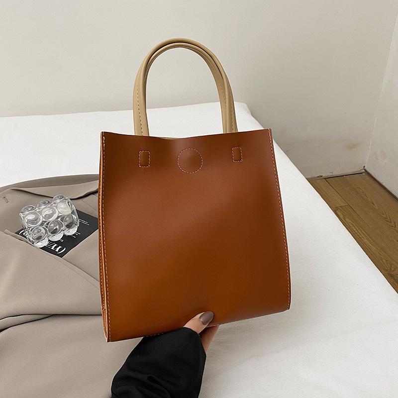 

2025 весна новая простая женская сумка через плечо текстурная портативная маленькая квадратная сумка нишевая сумка-тоут высокая ценность коричневый