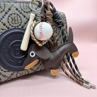 Jinshang Miu Serie Dackel Buchstaben Baseball Schlüsselanhänger - Handgefertigter Leder Schultaschenanhänger mit gewebtem Seilornament