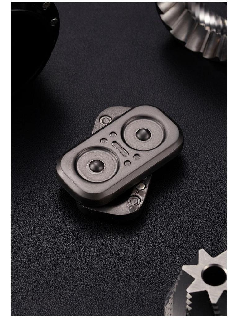 Owl Card Pusher Metal Fidget Spinner with Magnetic Snap and Decompression Features