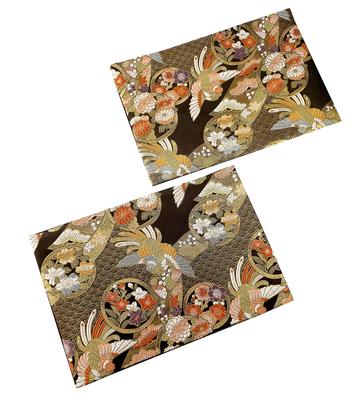 Und bereit für dieses japanische Geschenk für Ausländer ist ein tolles Set aus zwei Kimonos und japanischen Teematten mit einem Muster Vorverpacktes Geschenk, Geschenk!