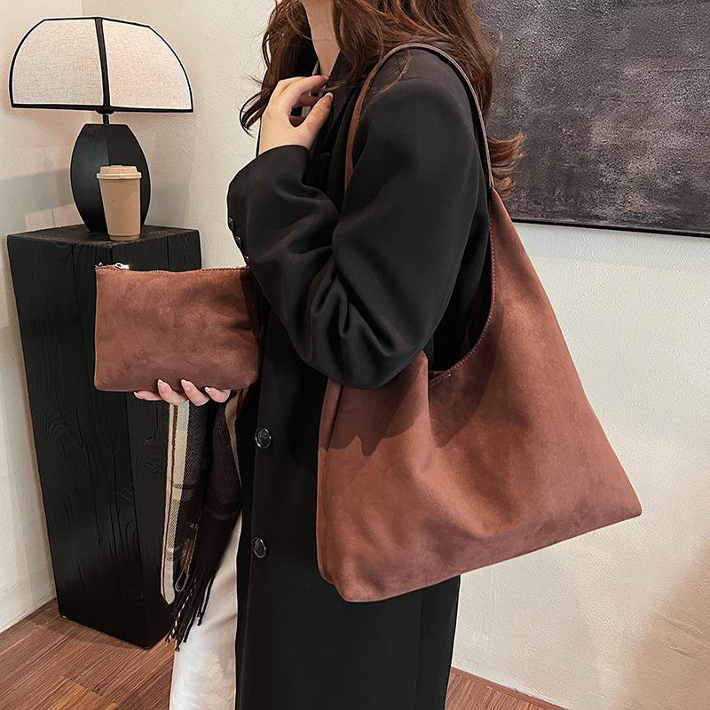 

Niche suede shoulder bag women s 2025 new fashionable large-capacity underarm bag versatile commuter tote bag 34*11*37 коричневий