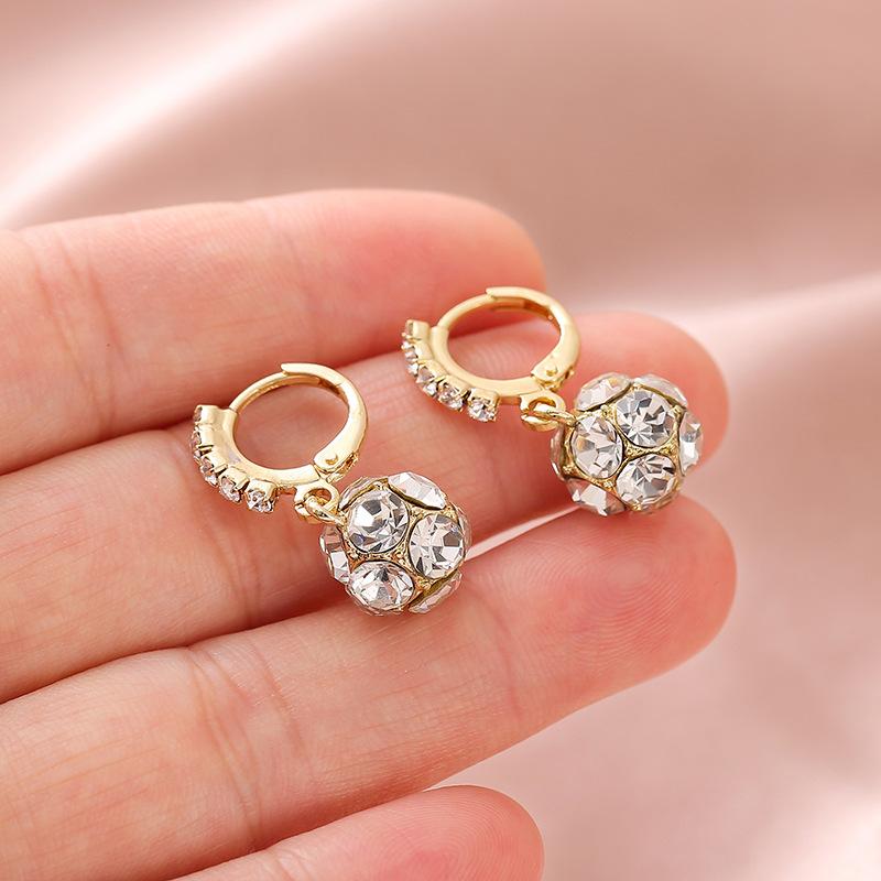 

Серьги с круглыми шариками и бриллиантами