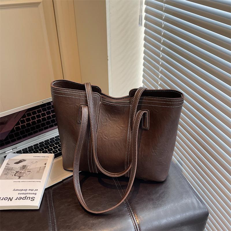 Large capacity bag Women's trendy fashion commuter shoulder bag High sense versatile hand carry tote bag