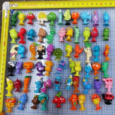 10Pcs Jouets aléatoires Mini Ventouse Légumes et Fruits Animaux Mini Poupées Ventouse Jouet pour Enfant Garçons Filles Cadeau