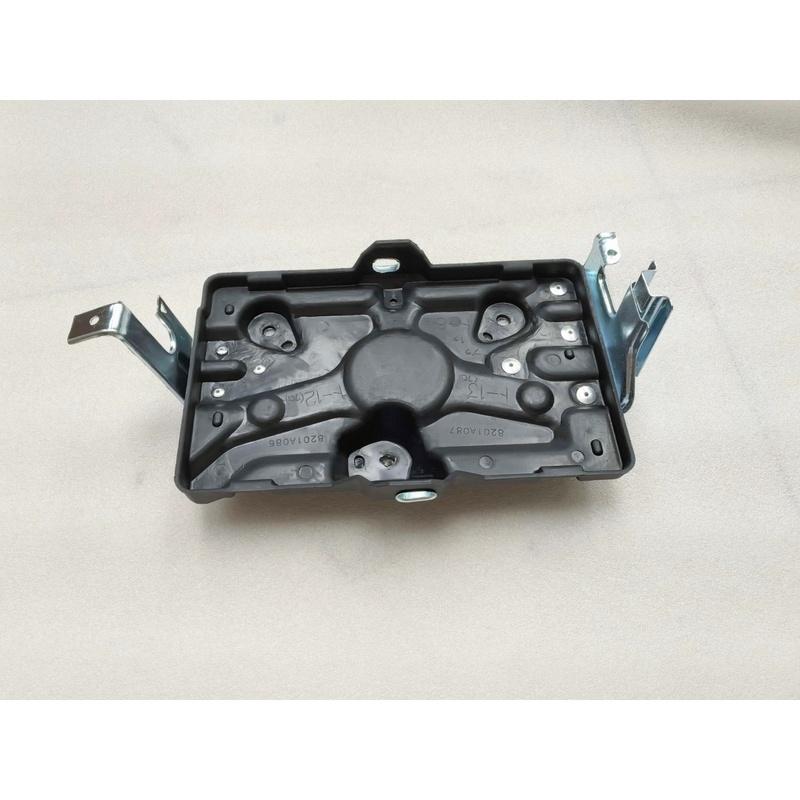 Battery Tray For Pajero Battery Cover For Montero Holder For V73W V75W V77W V93W V97W V98 4M41 8201A086 MR440935 Petrol Car Only
