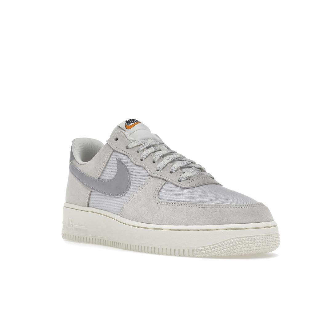 Nike Air Force 1 07 LV8 Certified Fresh - Photon Dust Herren-Sneaker Weiß Sail Light-Smoke-Grey DO9801-100
