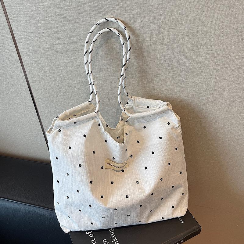 

Large capacity chiffon shoulder bag women s 2025 new trendy fashion tote bag niche versatile gift handbag белый