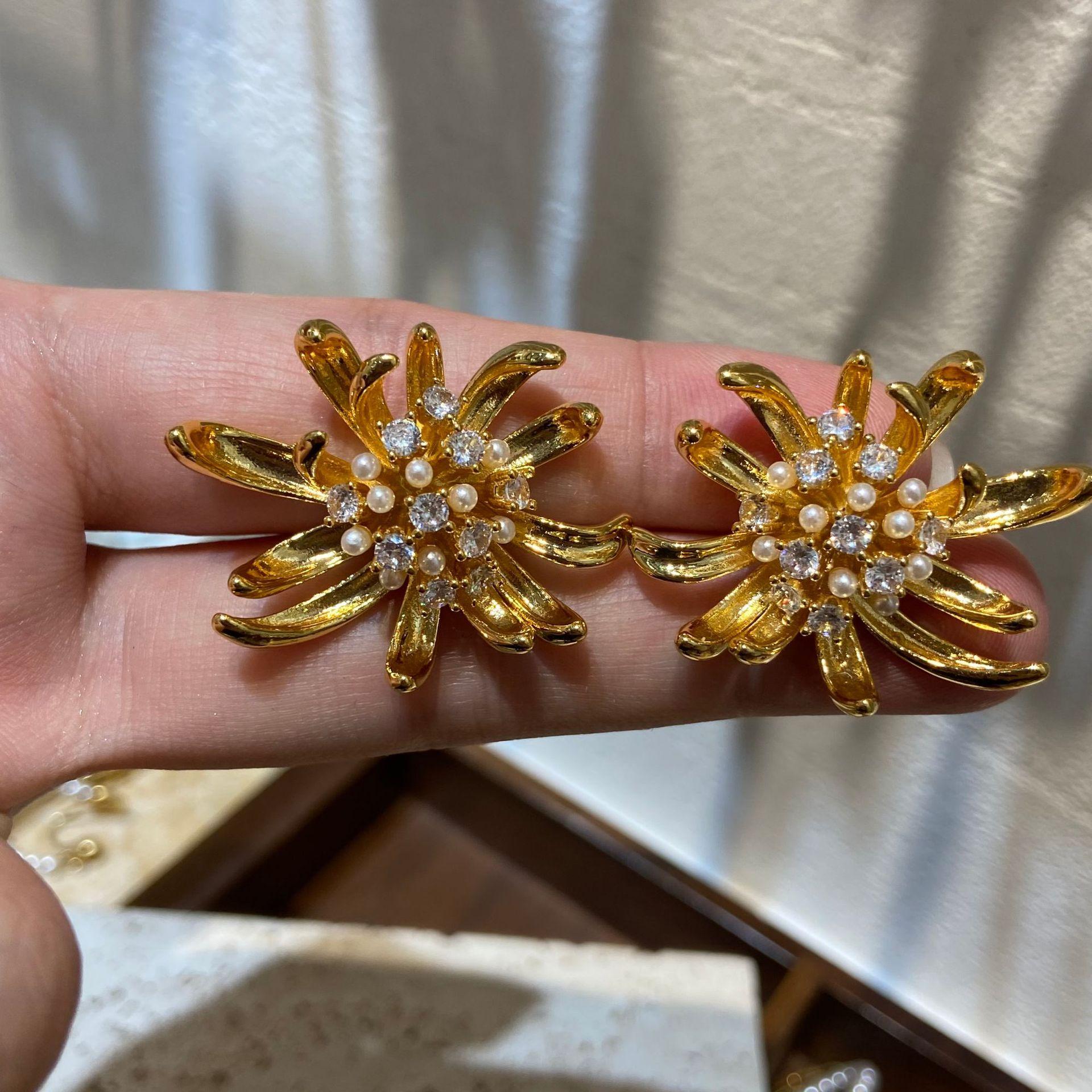 Super Flash Diamond Three-Dimensional Flower Cluster Earrings Metal Petal Stud Earrings Design Earrings 5-Layer Real Gold Electroplating