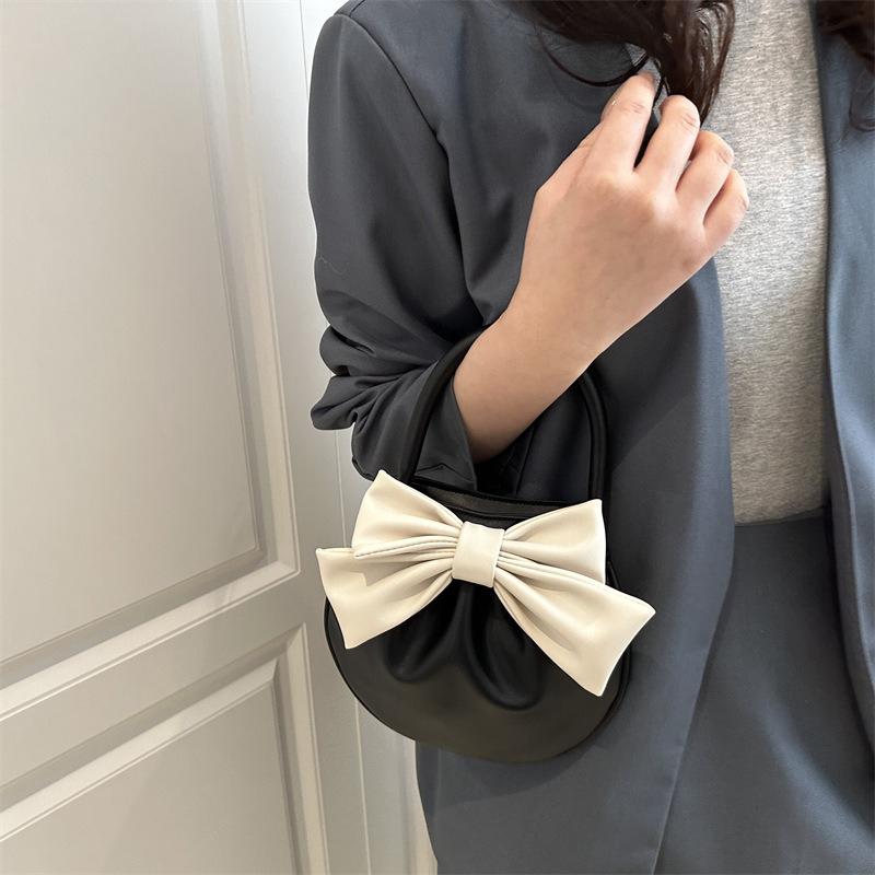 The New Round Handbag for Girls In The Autumn 2026, The Bow Crossbody Bag Is Fashiable and Versatile Pleated Women's Bag Trend