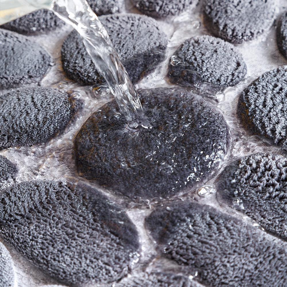 Kobercová předložka z korálového rouna s embosovaným vzorem oblázků - Minimalistická, protiskluzová, savá, prodyšná, snadno udržovatelná podložka pod nohy.