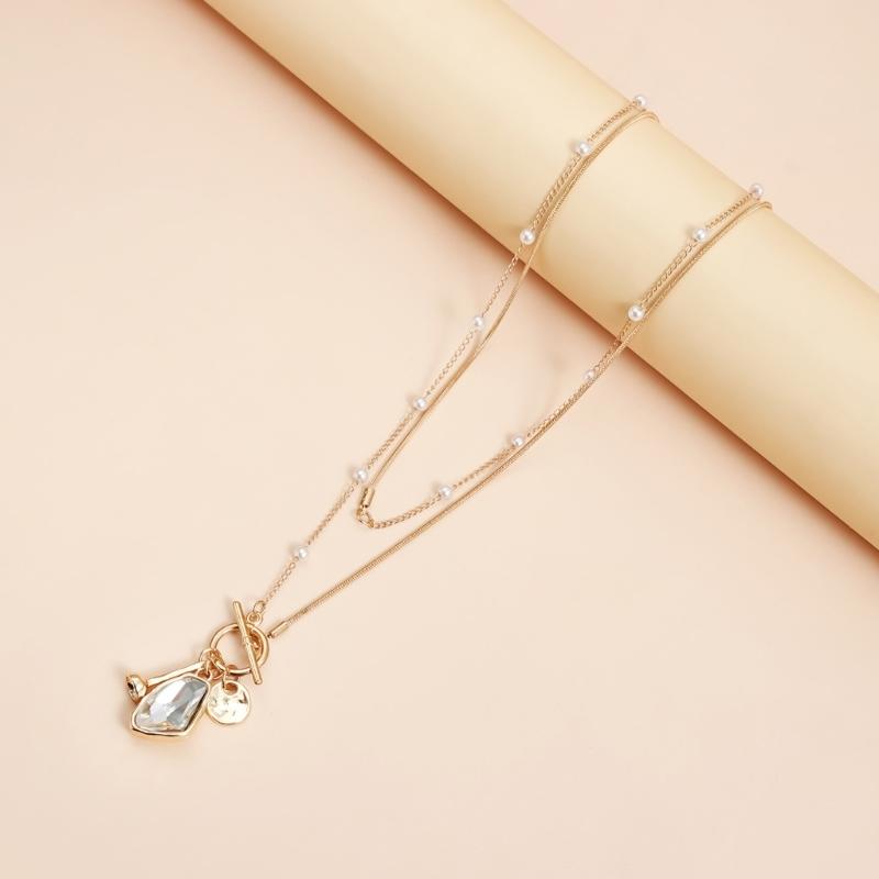 Elegant Geometric Cut Crystal Necklace With Adjustable Chain Length Feature Versatile Daily Jewelry Piece