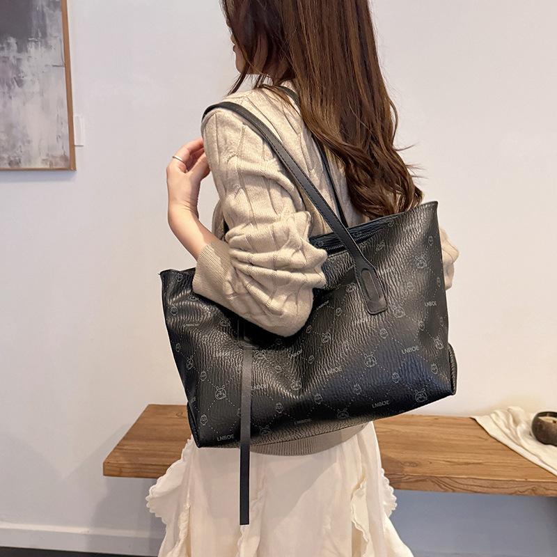2025 Summer New Fashion Bag Large Capacity Casual Simple Tote Bag High Value Solid Color High Value Women's Bag