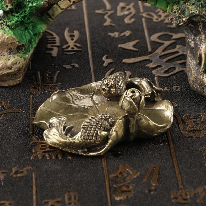 Vintage Brass Carp Lotus Leaf Micro Carved Ornament Creative Home Decoration Metal Lotus Leaf Fish Ornament Desktop Tea Pet