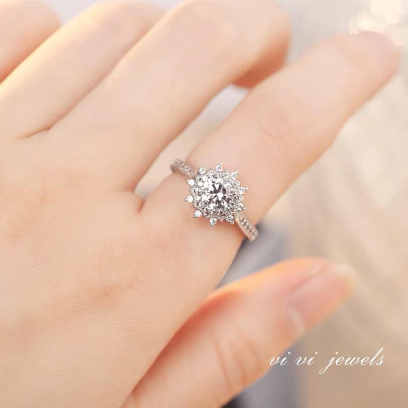 Märchenhafte blütenförmige Diamantringe: Dicht eingelegte Paarsimulationsbänder für Hochzeiten