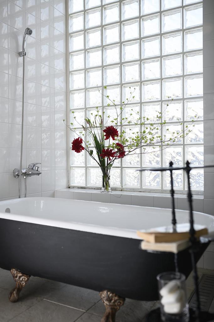 FOYER Unbreakable Vase, Stylish Polycarbonate, 24cm High, 12cm Wide, Small, Product Number 2300031