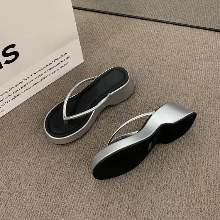 

Толстоподошвенные шлепанцы для женской верхней одежды 2025 лето новые с перемычкой между пальцами пляжные крутые тапочки 40