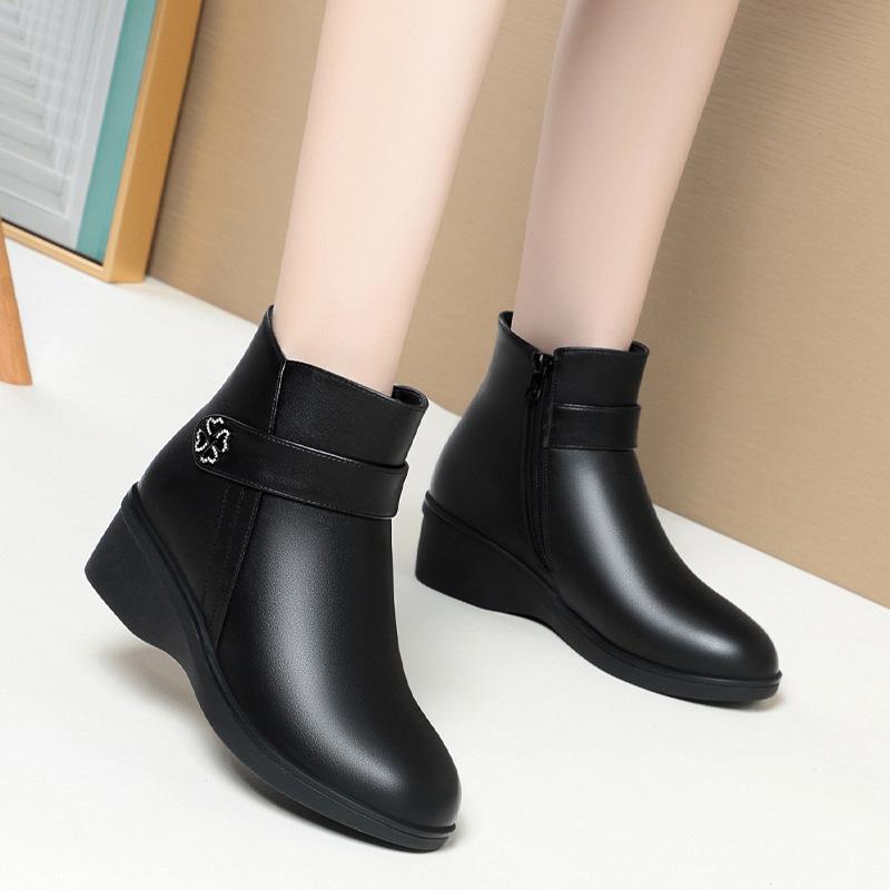 Slope heel mother shoes autumn and winter boots, new soft leather soft-soled short boots velvet leather shoes    and elderly women's cotton shoes