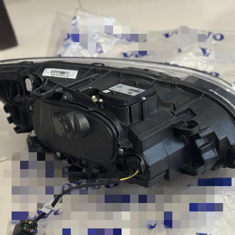 Volvo XC60 Headlight Assembly Right (2018-2025) - Part No. 32396584/32347381