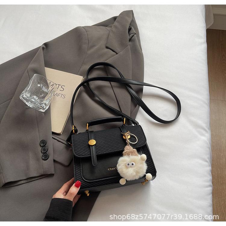 

Fashion texture retro bag women s 2025 new versatile messenger bag contrasting colors popular portable small square bag Cambridge bag чёрный