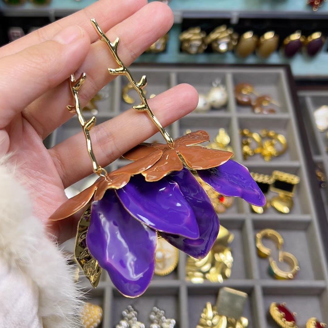 

Серьги с красными драпированными зелеными листьями и цветами фиолетовый