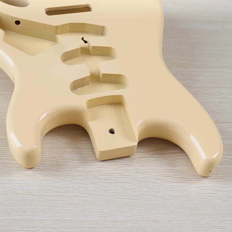 Lesklé krémově žluté tělo elektrické kytary z topolu se třemi single-coil snímači