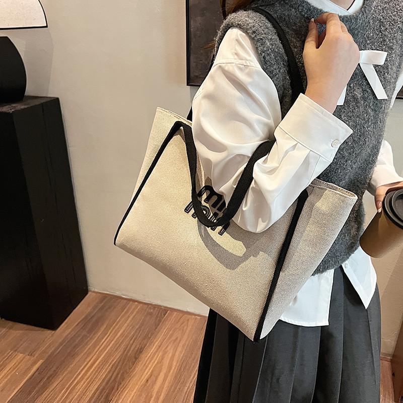 Stylish And Spacious Canvas Tote Bag For Women Ideal For Autumn Winter Casual Outings