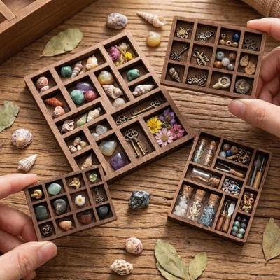 Kreatives braunes Kiefernholz Miniatur Schmuckregal Vielfalt Gitter Fächer Puppenhaus Regal Mini Schmuckhalter Heimdeko