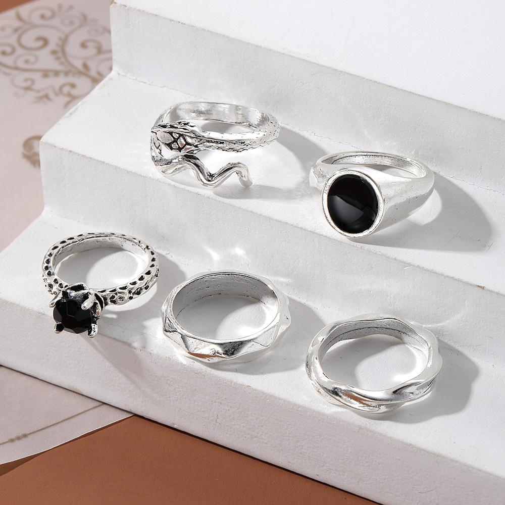 European and American-style fashion jewelry, suitable for work, with a light luxury aesthetic: butterfly chain, black resin ring, unique design,