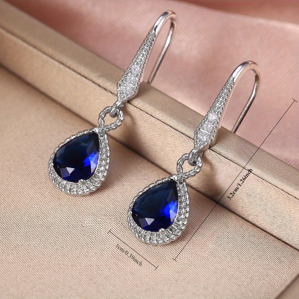 A pair of luxurious geometric elegant teardrop shaped female earrings, wedding engagement party jewelry accessories
