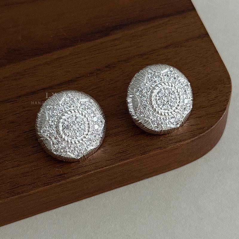 Retro geweven gouden holle bal oorstekers Franse hof reliëf diamant oorbellen lichte luxe high-end temperament oorbellen dames