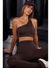 Damski prążkowany zestaw do jogi: Bezszwowy biustonosz odkrywający ramiona z majtkami i szortami z wysokim stanem