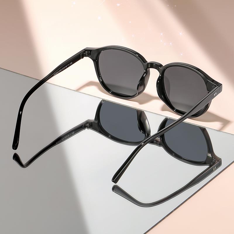 The new small round-framed sunglasses feature a simple design and are a perfect accessory for daily wear and photography