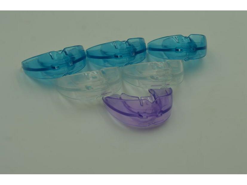 Ortodontický chránič zubů pro rovnání zubů a box