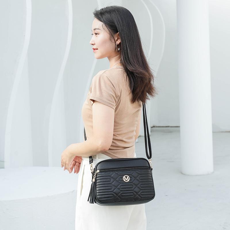 Niche Design Textured Bag Women's New Daily Simplicity with Autumn Casual Shoulder Pleated Oblique Span Bag