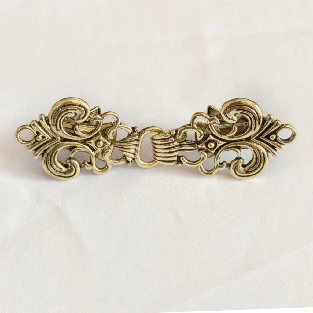 Retro Chinese Alloy Shawl Clip: Creative Hollow Scarf Buckle, Double Sweater Clip Brooch Travel Accessory.