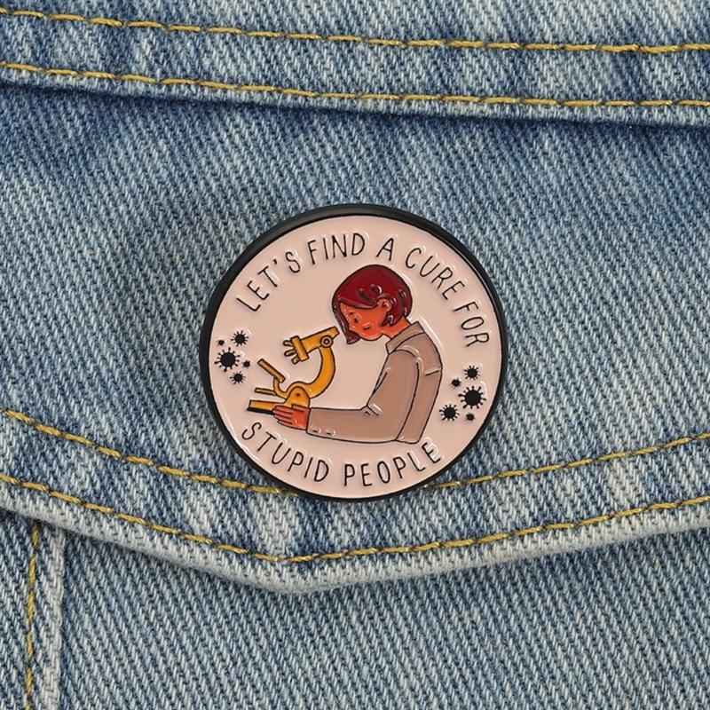 Troviamo una cura per le persone Spilla Tema Laboratorio Forma Rotonda Divertente Scienziato Corsage Spilla da Bavero per Abiti alla Moda