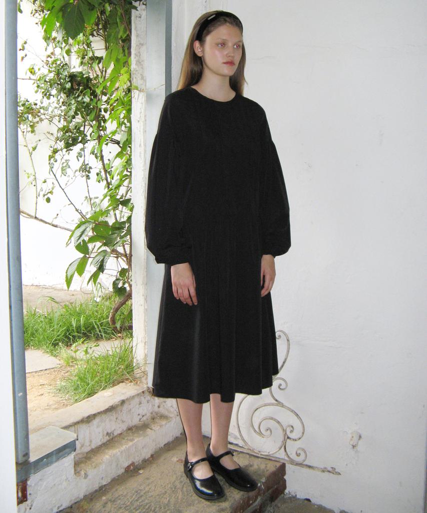 Sinun Tuck Shirring Dress (Black)