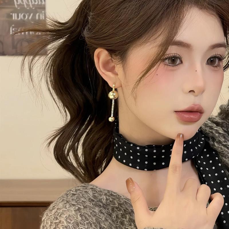 111 silver needles, a two-wearing ball fringed earring, with a sense of design and temperament, light luxury earrings, showing face and thin earrings.