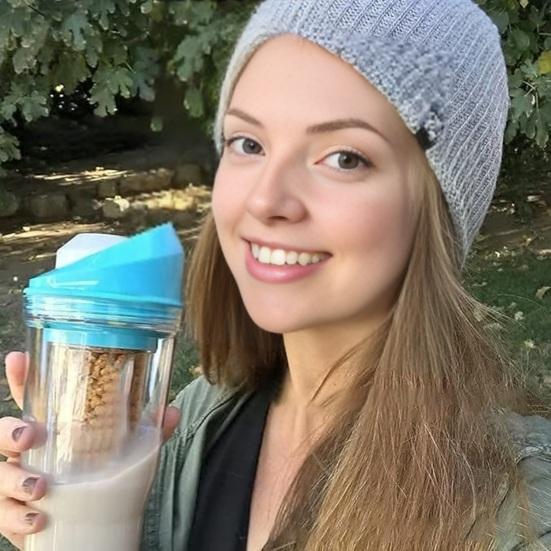 Portable Cereal Cup Dual Compartment Leak-Proof Container for Milk Cereal BPA-Free Plastic To-Go Breakfast Cup for Commuters Students