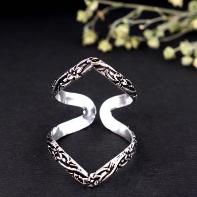 Oxidierter Silber Doppel-V-Ring | Verstellbarer Chevron-Wrap-Ring mit floraler Gravur | Statement Boho Midi-Ring