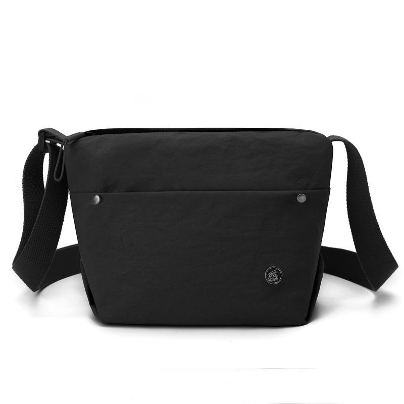 Women's Casual Nylon Crossbody Bag: Large Capacity, Lightweight, Versatile for Travel and Commuting.