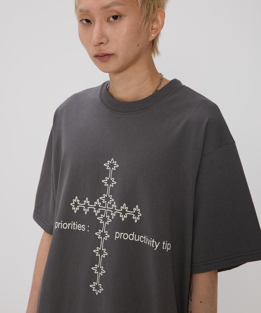 BOUNDARY Cross Line Graphic Semi-Overfit Short Sleeve T-Shirt [Charcoal]