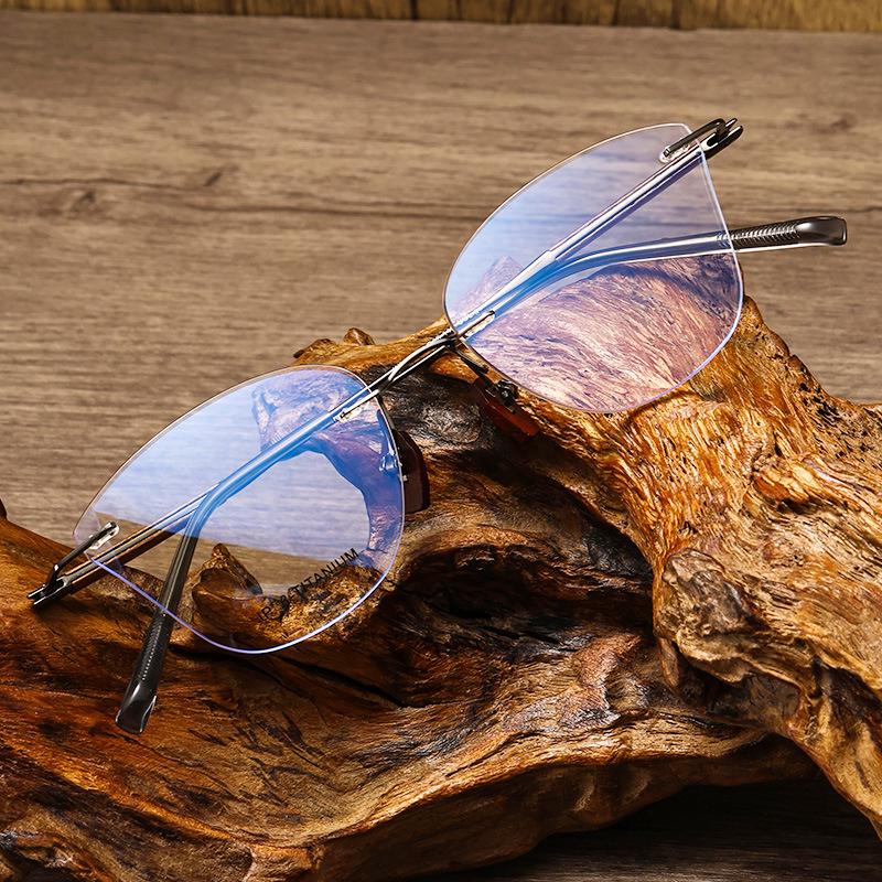 Frameless Sandalwood Glasses: Pure Titanium Butterfly Frames with Myopia-Ready Flat Lenses