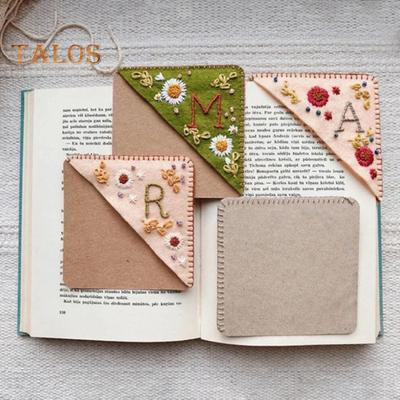 1/4 ks ručně vyšívaná rohová záložka s trojúhelníkem, vyšívaná záložka s plstěným květem, písmenem, záložka s logem pro milovníky knih