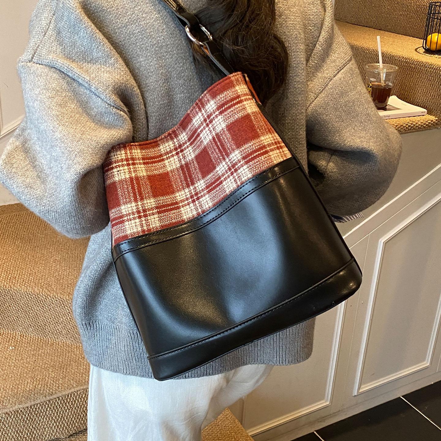 

Simple Plaid Splicing Large Capacity Bucket Bag Autumn New Women s Commuting PU One Shoulder Underarm Bags Travel Handbags (20cm<Max Length<30cm) красный черный