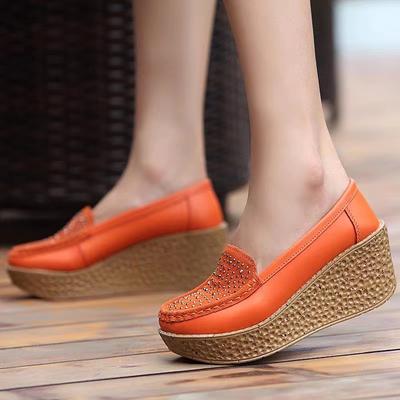2025 Mocassins Femininos Plataformas Wedge Casuais Sapatos Slip-on Sapatos para Mães de Meia-idade Femininos Moccasins Lisos de Couro PU para Mulheres