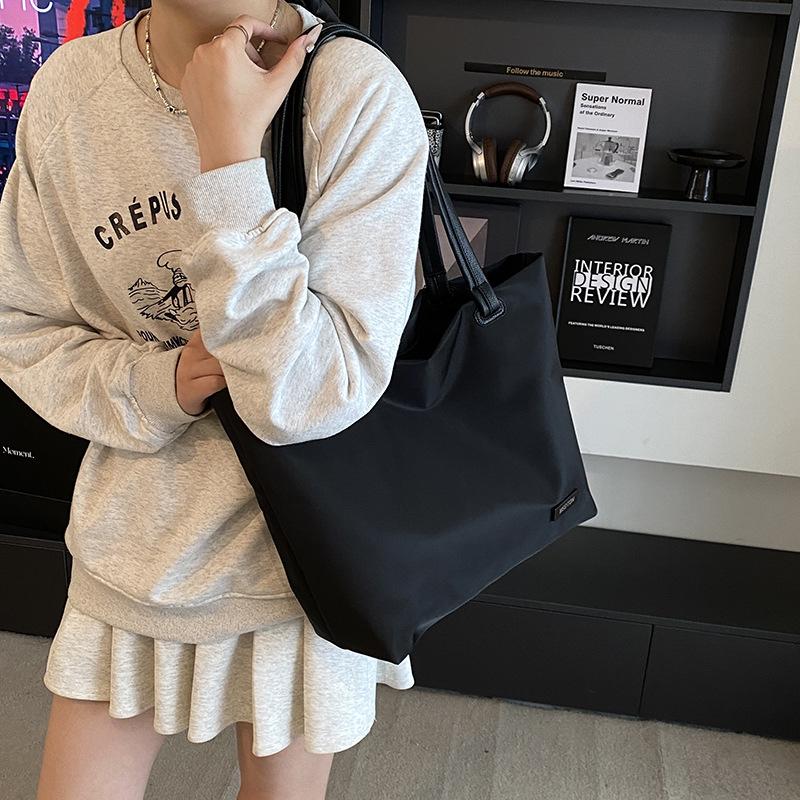 Commuting Large-capacity Nylon Cloth Bag Women's 2025 New Versatile Shoulder Bag Going Out Commuting Portable Tote Bag