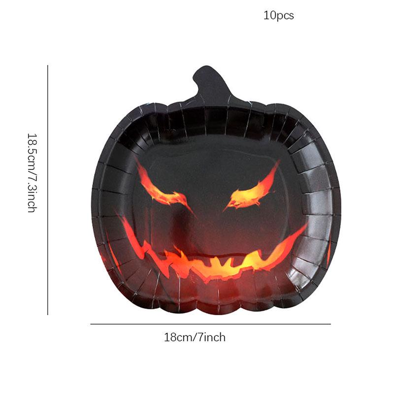 Zestaw zastawy stołowej na imprezę tematyczną Halloween: Obrus dyniowy, Talerzyki i kubki jednorazowe