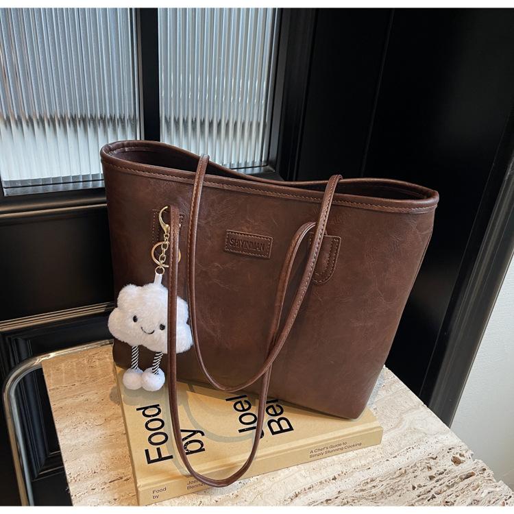 

Retro bag women s large-capacity new autumn versatile simple shoulder bag textured commuter tote bag темно-коричневого